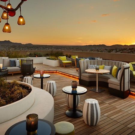 فندق ذا بلازا بايونير بارك إل باسو المظهر الخارجي الصورة The rooftop lounge at the Hilton Scottsdale Resort and Villas
