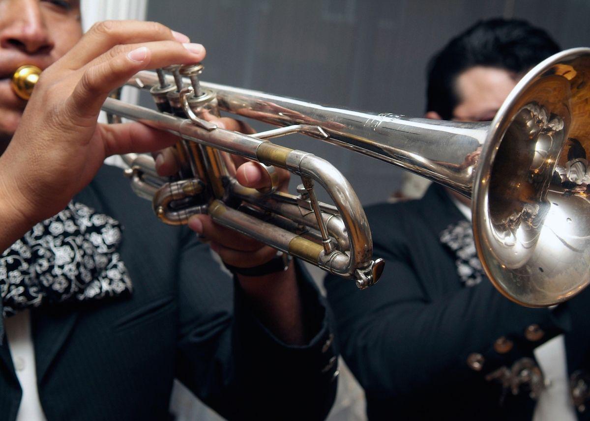 فندق ذا بلازا بايونير بارك إل باسو المظهر الخارجي الصورة A trumpet being played