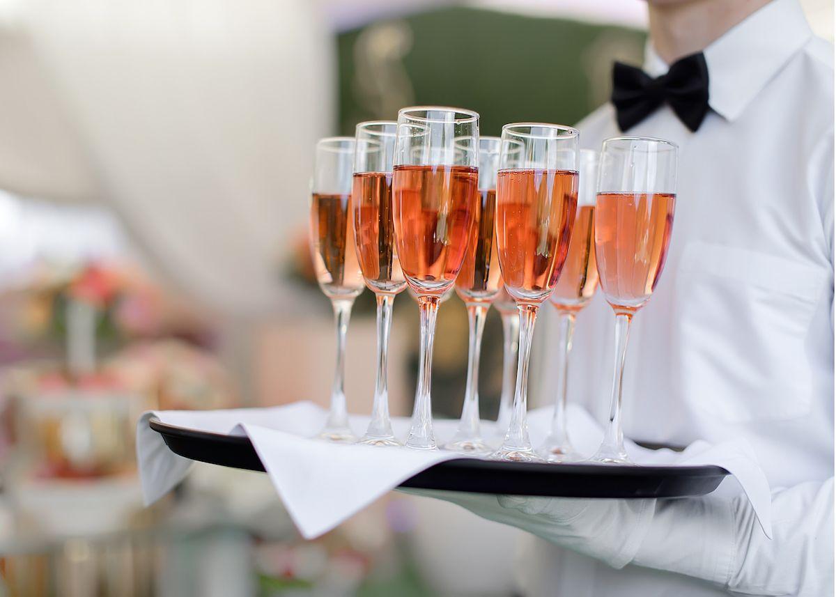 فندق ذا بلازا بايونير بارك إل باسو المظهر الخارجي الصورة A waiter holding a tray of champagne